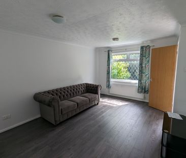 3 Bed End Terrace, Gardeners Court, LS10 - Photo 2