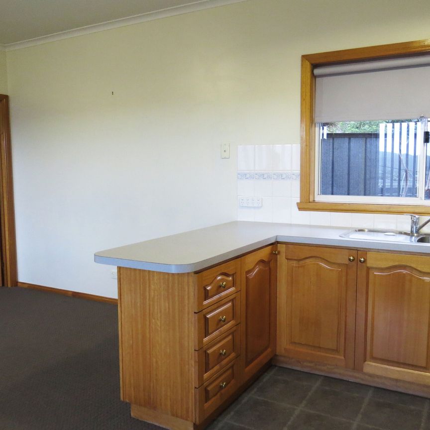 Neat one bedroom flat close to all amenities - Photo 1