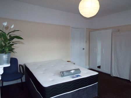 4 bedroom semi-detached house to rent - Photo 5