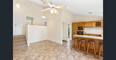 Family Home- Lawn & garden maintenance included - Photo 2