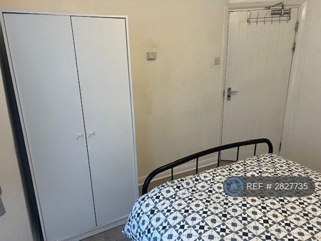 1 bedroom in a house share to rent - Photo 4