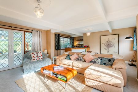 5 bedroom House To Let - Photo 2