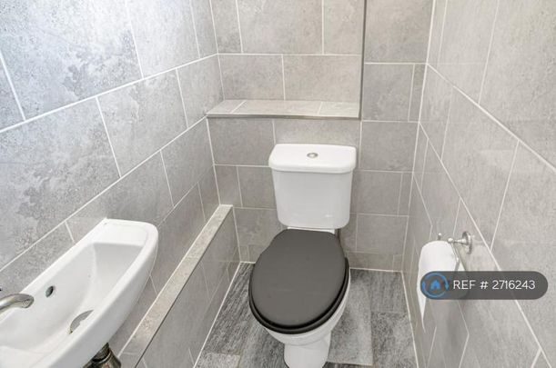 3 bedroom end of terrace house to rent - Photo 1