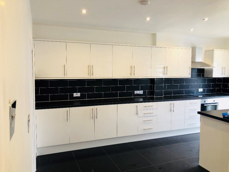 1 bedroom in a house share to rent - Photo 2