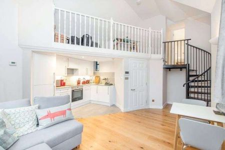 Lovely one bedroom apartment with own entrance set within a beautiful church conversion in Angel. - Photo 2