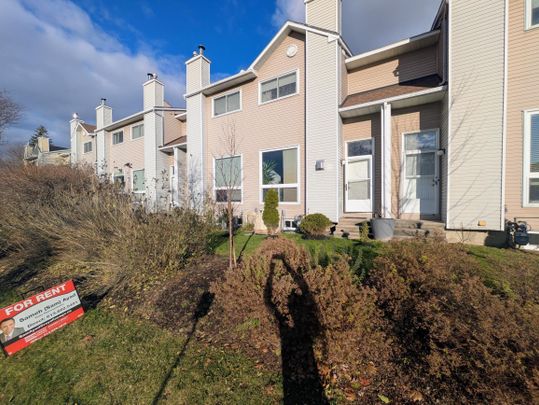 For Lease - 104 Esterlawn Private, McKellar Heights - Glabar Park and Area, Ontario - Photo 1