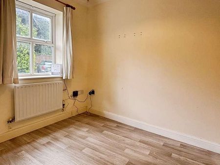 All Saints Crescent, Westbury, BA13 - Photo 3