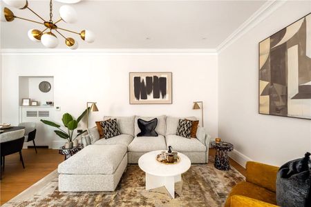 A luxurious two-bedroom, two-bathroom lateral apartment in a prestigious red brick building on Stratton Street, Mayfair. - Photo 2