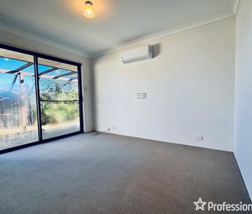 Spacious Family Living with Room for Everyone! - Photo 1