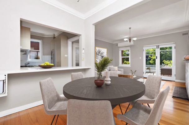 Spacious Art Deco Apartment in Prime Location! - Photo 1