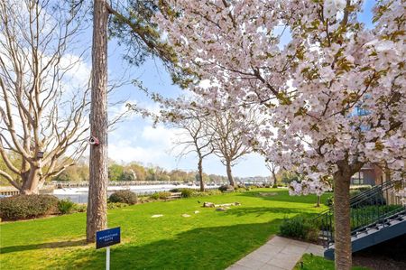 A luxury 2 bed apartment situated beside the River Thames. - Photo 3