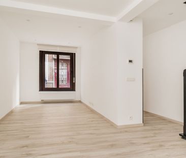 Ruime, volledig gerenoveerde woning met 3 slpk., 2 badk. & koer - Foto 2