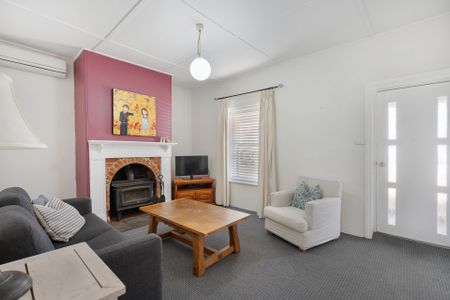 Open the Door To Character and Small Town Atmosphere - Photo 3