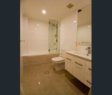 Stylish Ground-Floor Two-Bedroom Apartment in a Prime Coastal Location - Photo 6