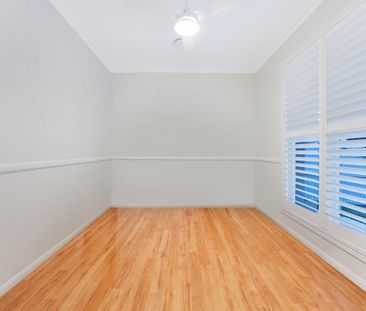 MODERN 3 BEDROOM HOME WITH DUCTED AIRCON & SOLAR - Photo 6