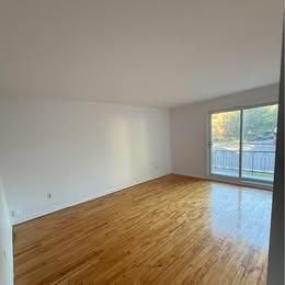 41/2 a Laval dispo Maintenant internet 1 stationnements, Thermopompe chaud et froid Locker privé inclus - Photo 2