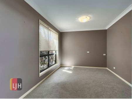 SPACIOUS, EXECUTIVE-STYLE HOME IN BRIDGEMAN DOWNS - Photo 3