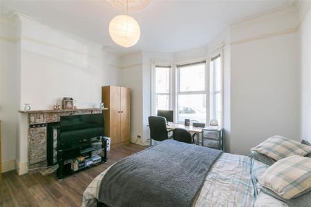 3 bedroom flat to rent - Photo 3
