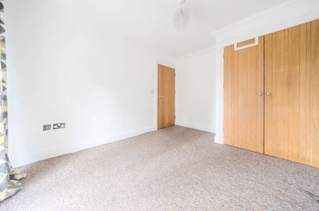 3 Bedroom House - Bassett Green Road, Southampton - Photo 4