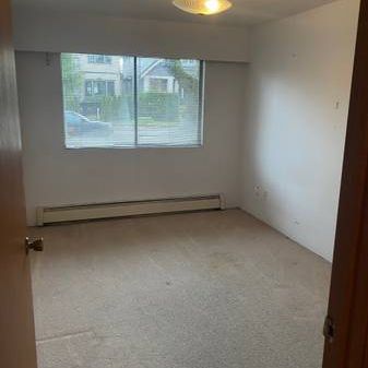 ****KITS****1 bdrm in a shared suite **** - Photo 3