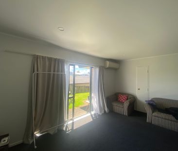 Large private home in Pukekohe - Photo 4