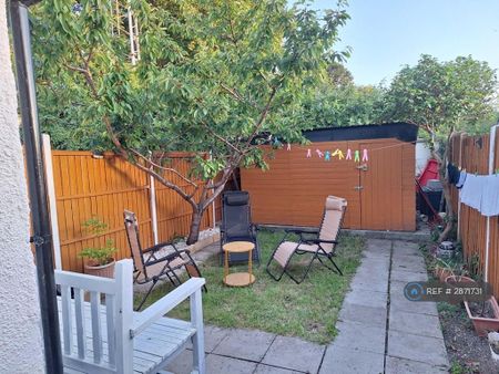 3 bedroom semi-detached house to rent - Photo 3
