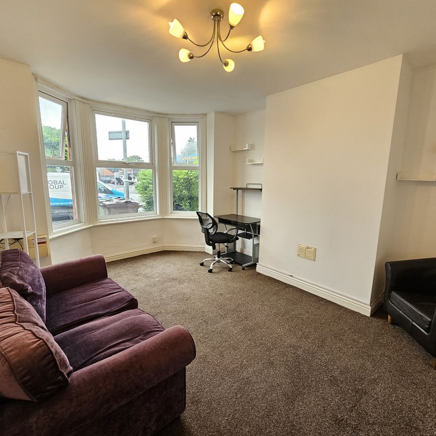 One bedroom ground floor flat - Photo 1