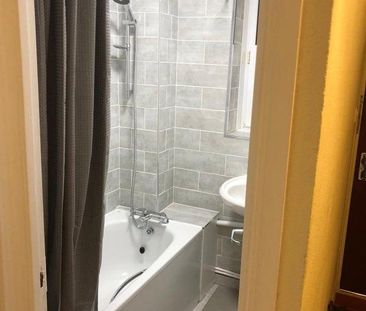 4 bedroom flat share to rent - Photo 4