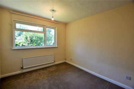 4 bedroom House in Cherrydale Road, Camberley - Photo 3