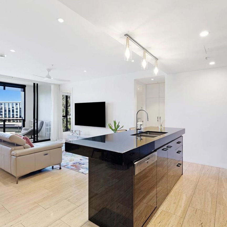 Benowa Waterfront Apartment - Photo 1