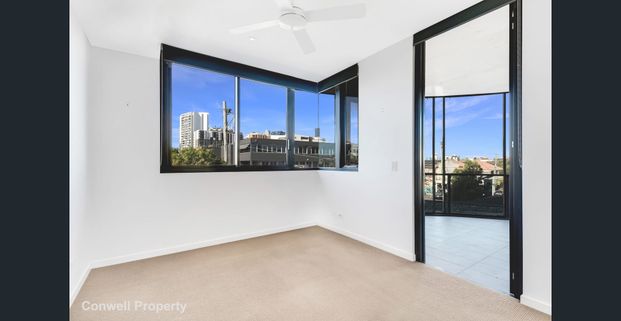 LIVE IN THE HEART OF WEST END - MODERN APARTMENT CLOSE TO EVERYTHING YOU NEED - Photo 1