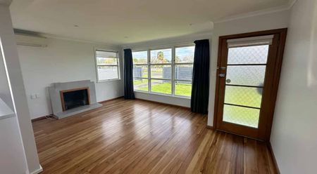 Charming Three-Bedroom Home with Single Garage - Photo 4