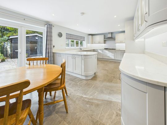 Bungalow to rent on - Photo 1