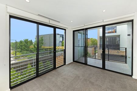 Three Bedroom Townhouse In Coombs - Photo 2