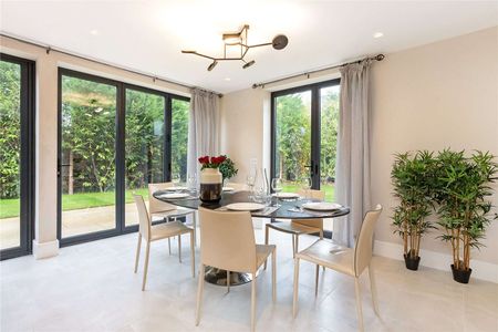Turn-key luxury home in an exclusive gated development in Wilmslow. - Photo 5