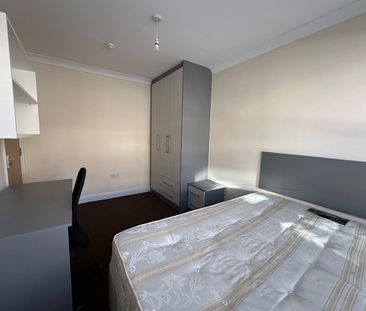 6 Bed Terraced House, Pitcroft Avenue, RG6 - Photo 4