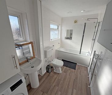 3 bedroom flat to rent - Photo 6