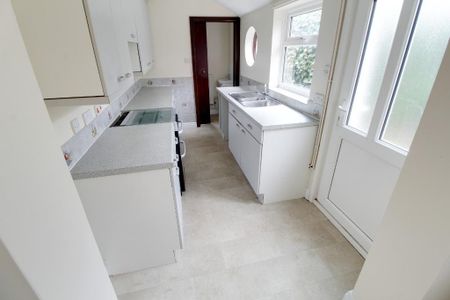 2 bedroom semi-detached house to rent - Photo 5