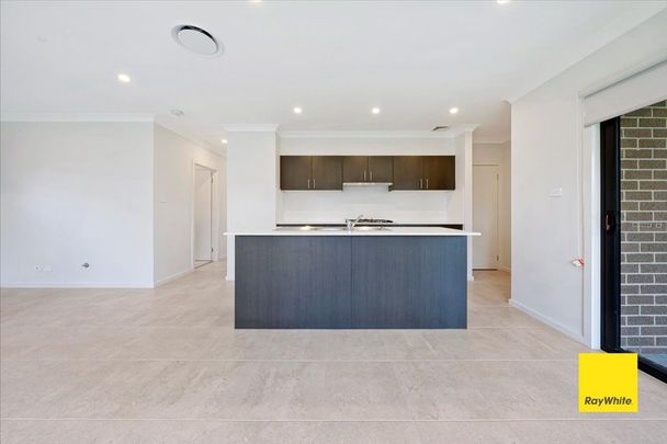 A near new freestanding and modern house ready to move in - Photo 1