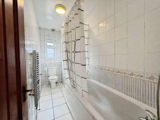 2 Bed Flat, Croydon Road, SM6 - Photo 1