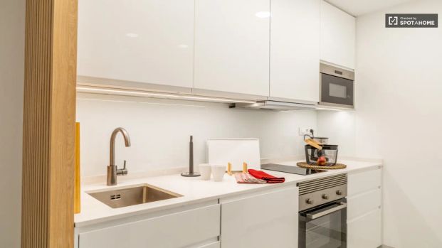 Room in a shared 2-bedroom apartment for rent in Cortes, Madrid. - Photo 1
