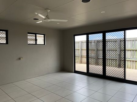 12 Lancaster Way, 4740, Ooralea - Photo 2