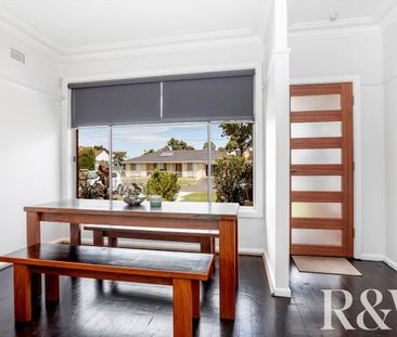 Heading: FAMILY HOME WITH POOL - Photo 2