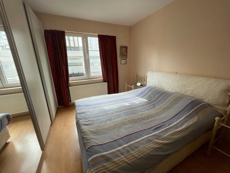 Ruim zonnig appartement met drie slaapkamers, twee badkamers en terras in een gebouw op de Markt. - Foto 5