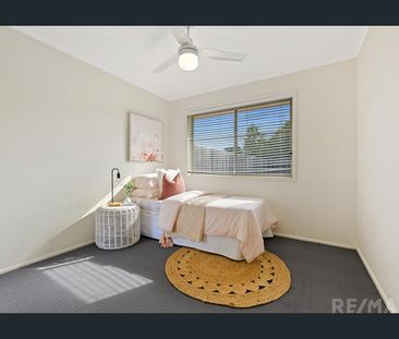 Family Living with Pool & Side Access - Photo 6