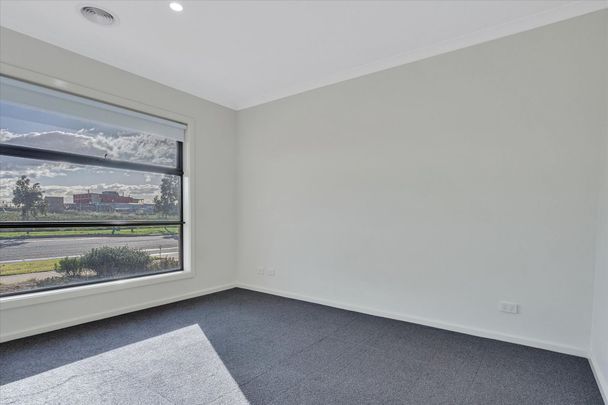 32 Adelong Boulevard Cobblebank VIC - Photo 1