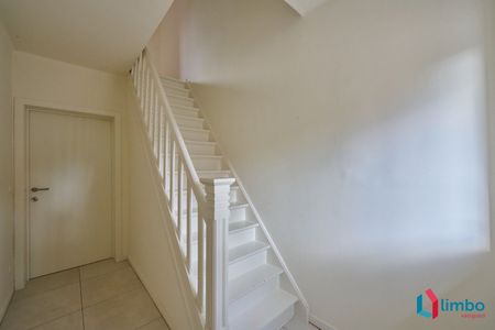 Aan de stadsrand gelegen volledig gerenoveerde woning met ruime woonvertrekken, 3 ruime slaapkamers en nieuw aangelegde stadstuin - Foto 4