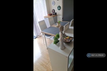 3 bedroom end of terrace house to rent - Photo 2