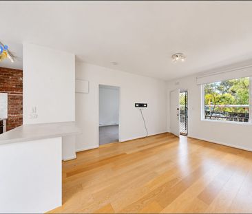 Sunlit Style, Undercover Parking & Walkable Hawthorn Living - Photo 1