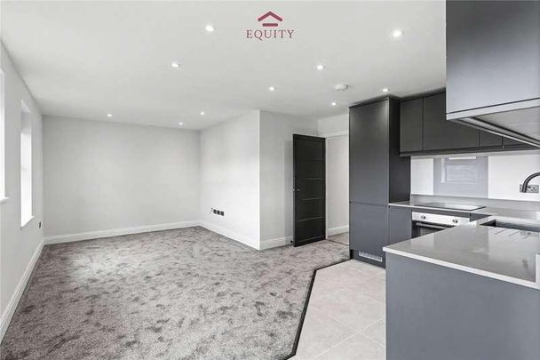 Bullsmoor Lane, Enfield, EN3 - Photo 1